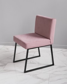 Фото стула со спинкой темно-розового на черном каркасе Johny Wood