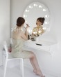 Круглое зеркало в белой раме с лампочками 80 см — предпросмотр изображения 7
