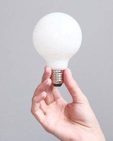 Светодиодная лампочка шар белая