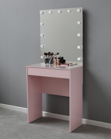 Фото гримерного столика розового для визажиста