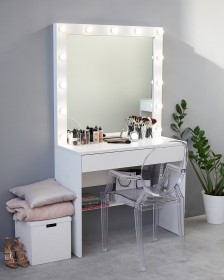 Фото туалетного столика для макияжа с гримерным зеркалом