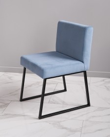 Фото стула со спинкой голубого на черном каркасе Johny Wood