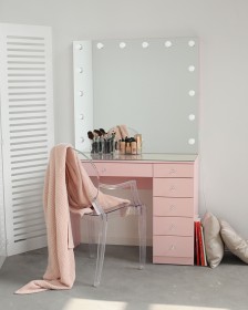 Фото туалетного столика с гримерным зеркалом розового 1