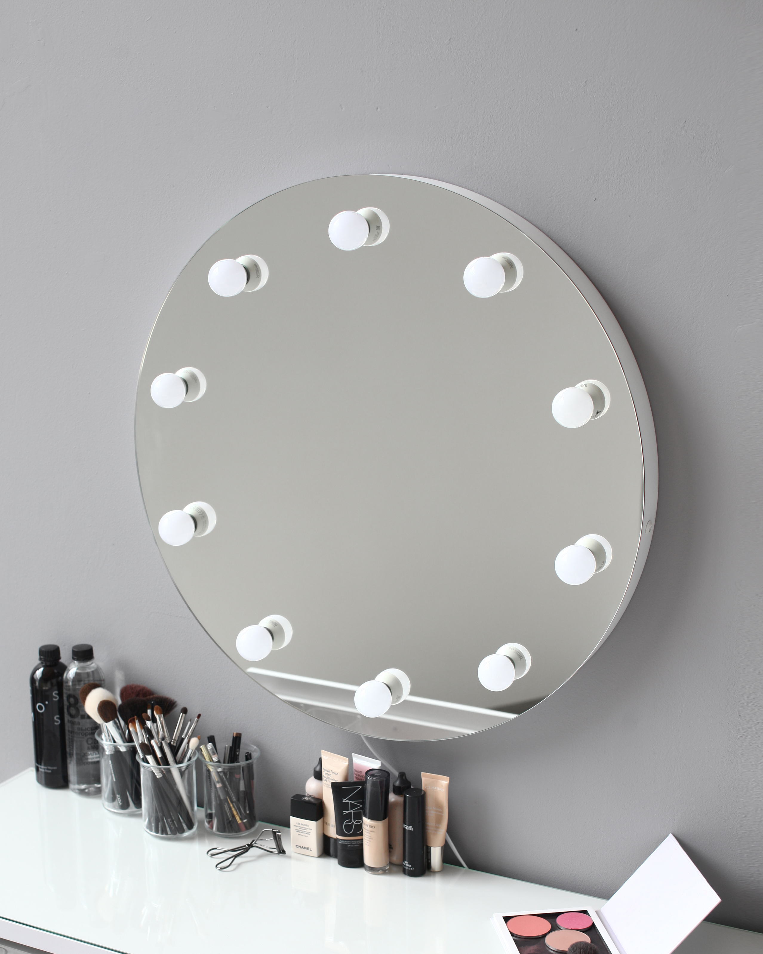 Круглое гримерное зеркало белое 70 см, е14