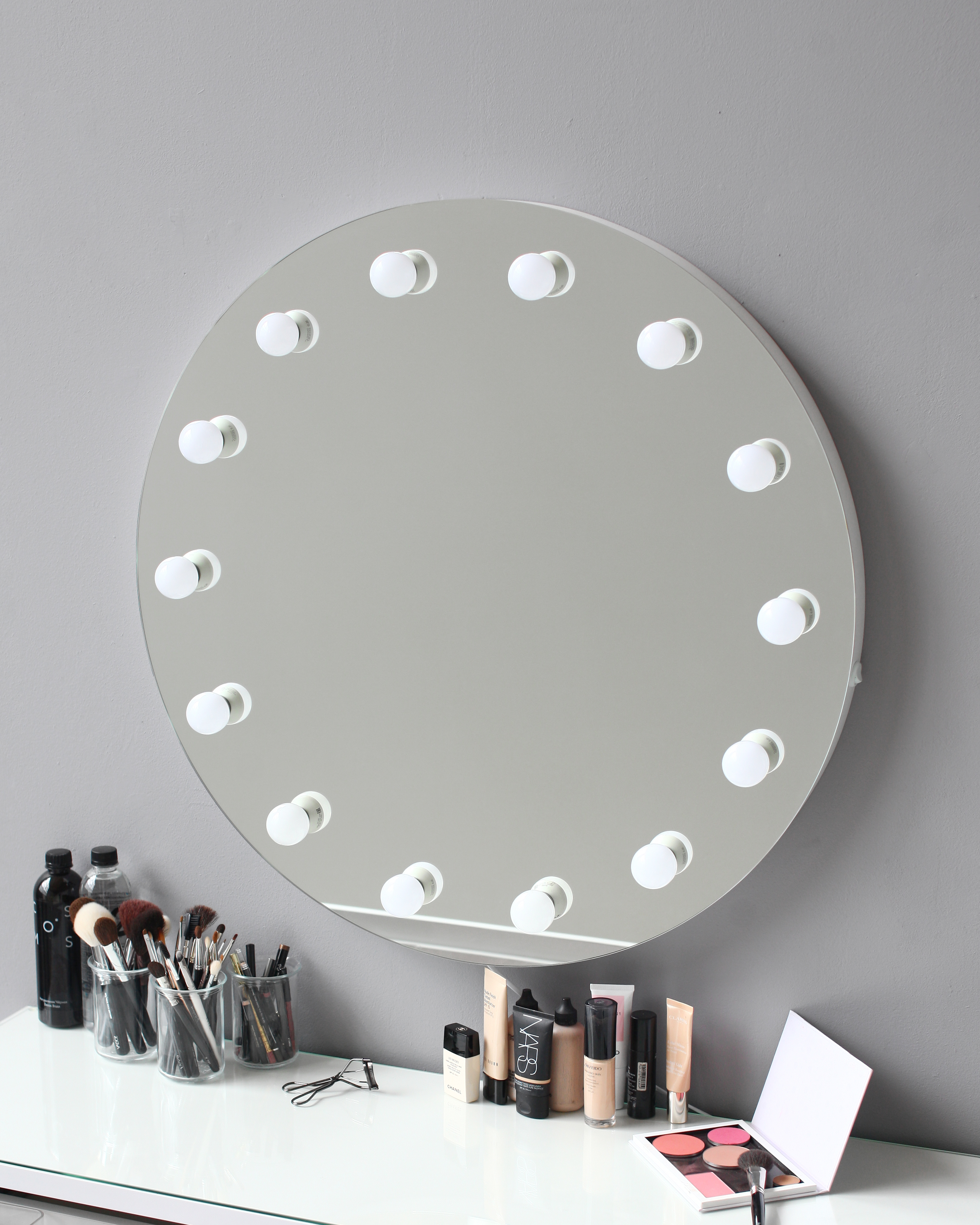 Круглое зеркало в белой раме с лампочками 80 см