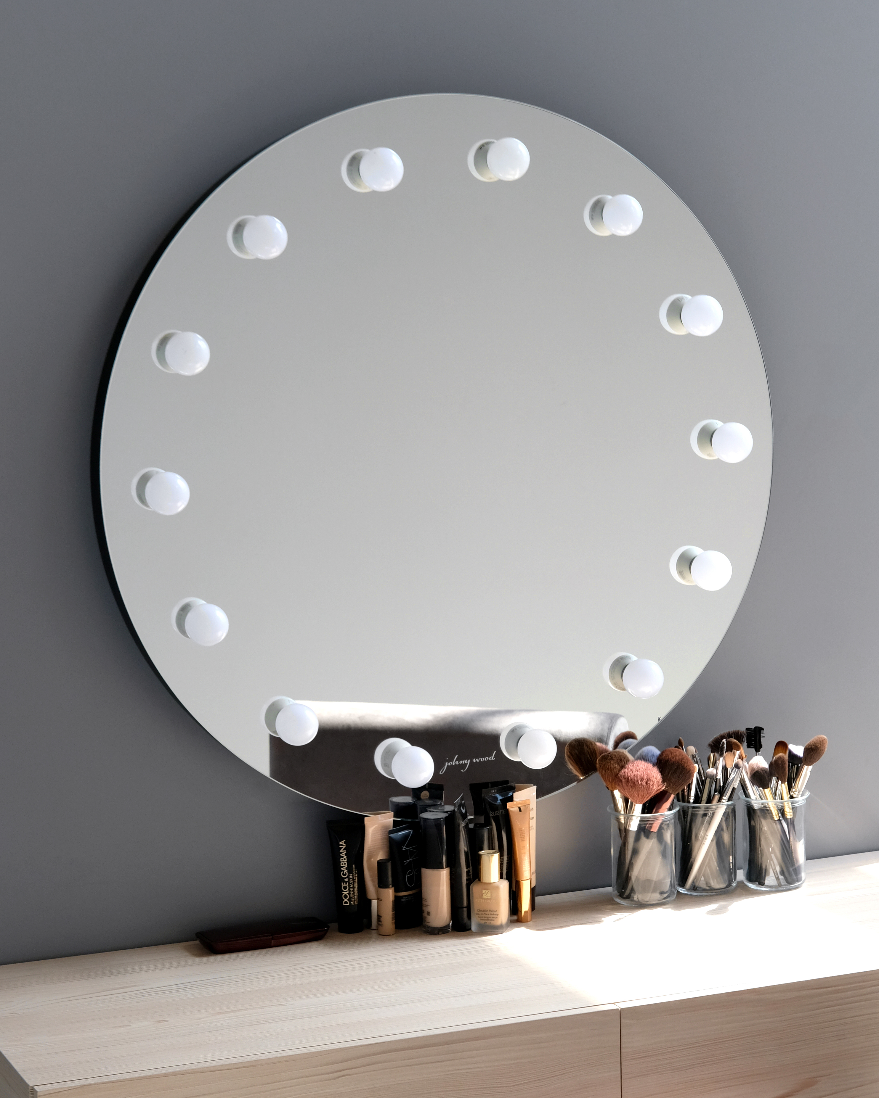 Круглое зеркало в черной раме с лампочками 80 см