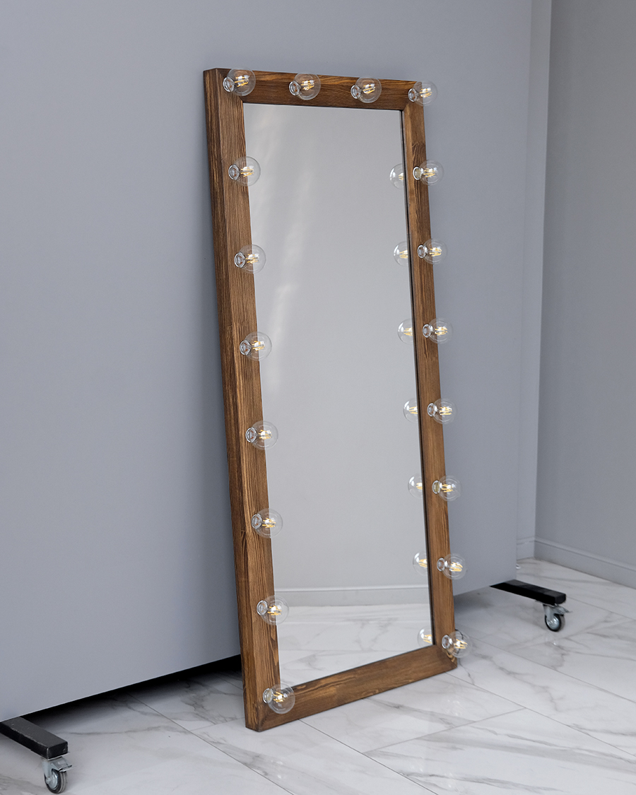 Зеркало в деревянной раме с подсветкой "Грецкий орех"