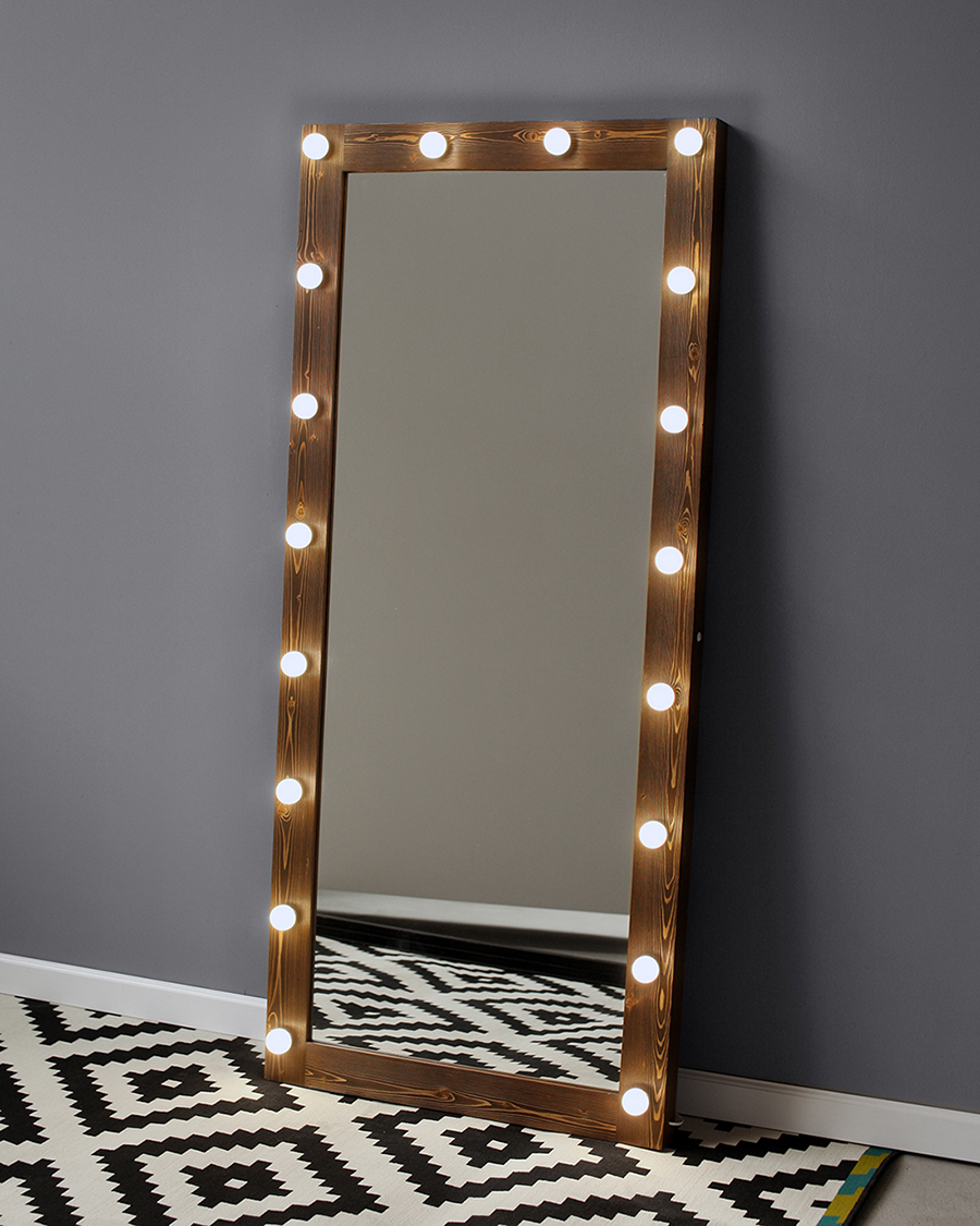 Фото зеркала в деревянной раме с лампочками грецкий орех